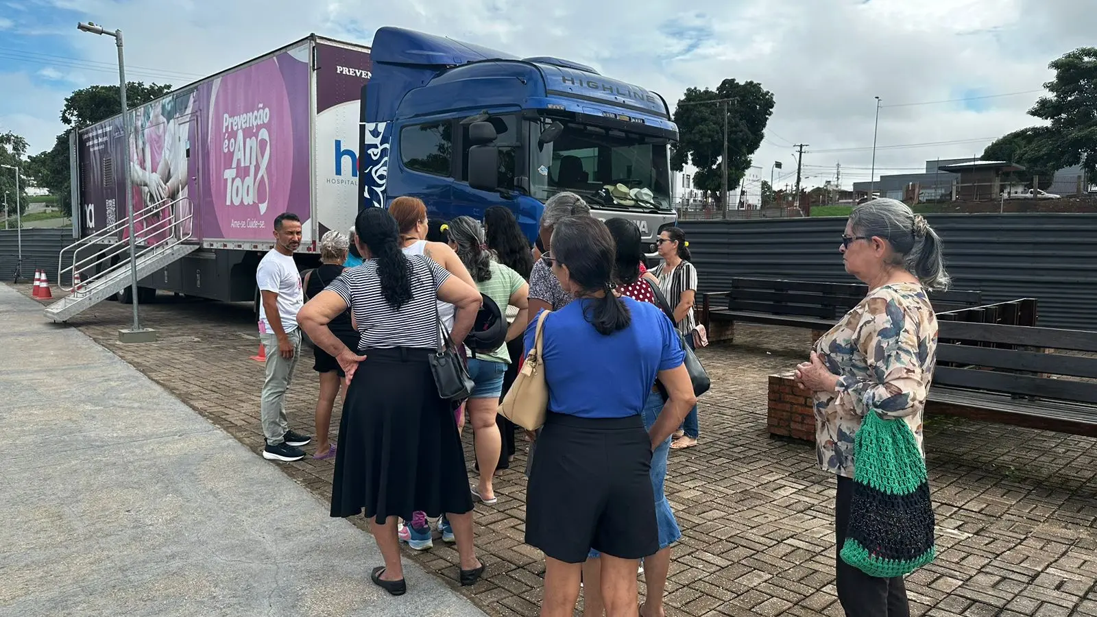 Carreta do Hospital do Amor oferece mamografias gratuitas na USF Osvaldo Piana