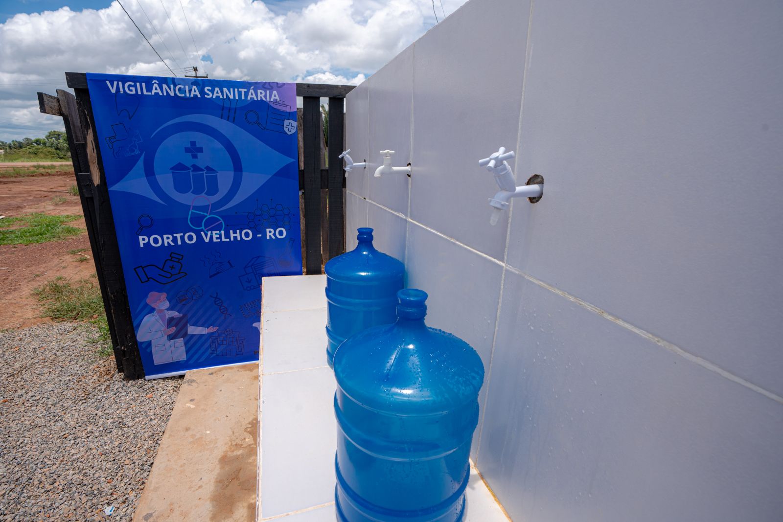 Amostras de água são analisadas pelo Lacen