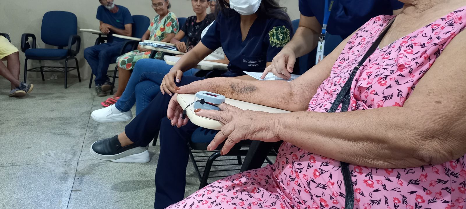 Equipe de saúde realiza verificação de glicose e pressão arterial, acompanhamento do peso e altura