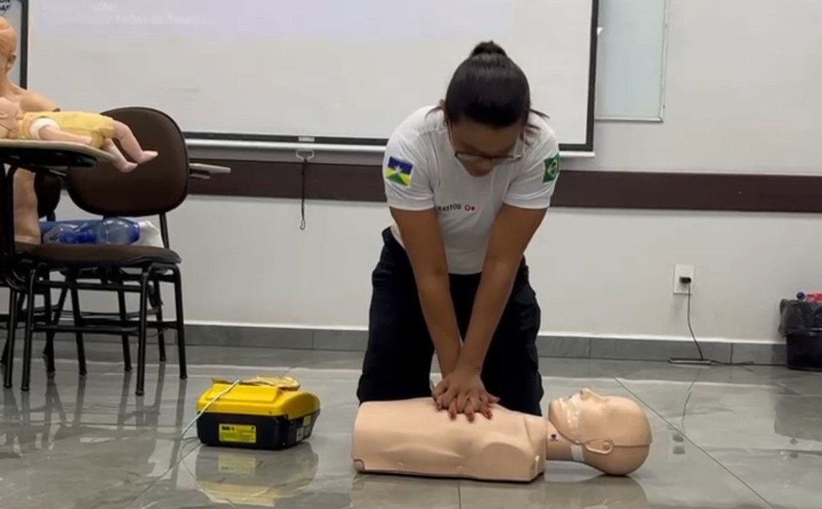 Manobra de Heimlich é recomendada quando a vítima apresenta incapacidade de falar, dificuldade para respirar, tosse ineficaz ou cianose