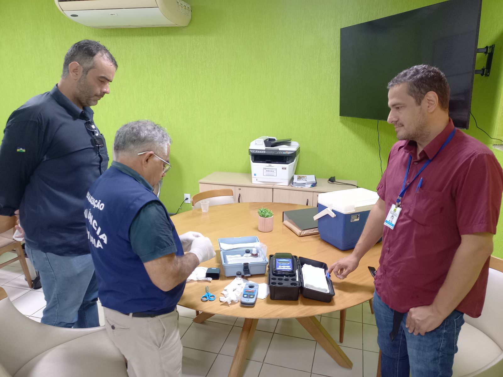 O trabalho consiste em avaliar a qualidade da água consumida pela população