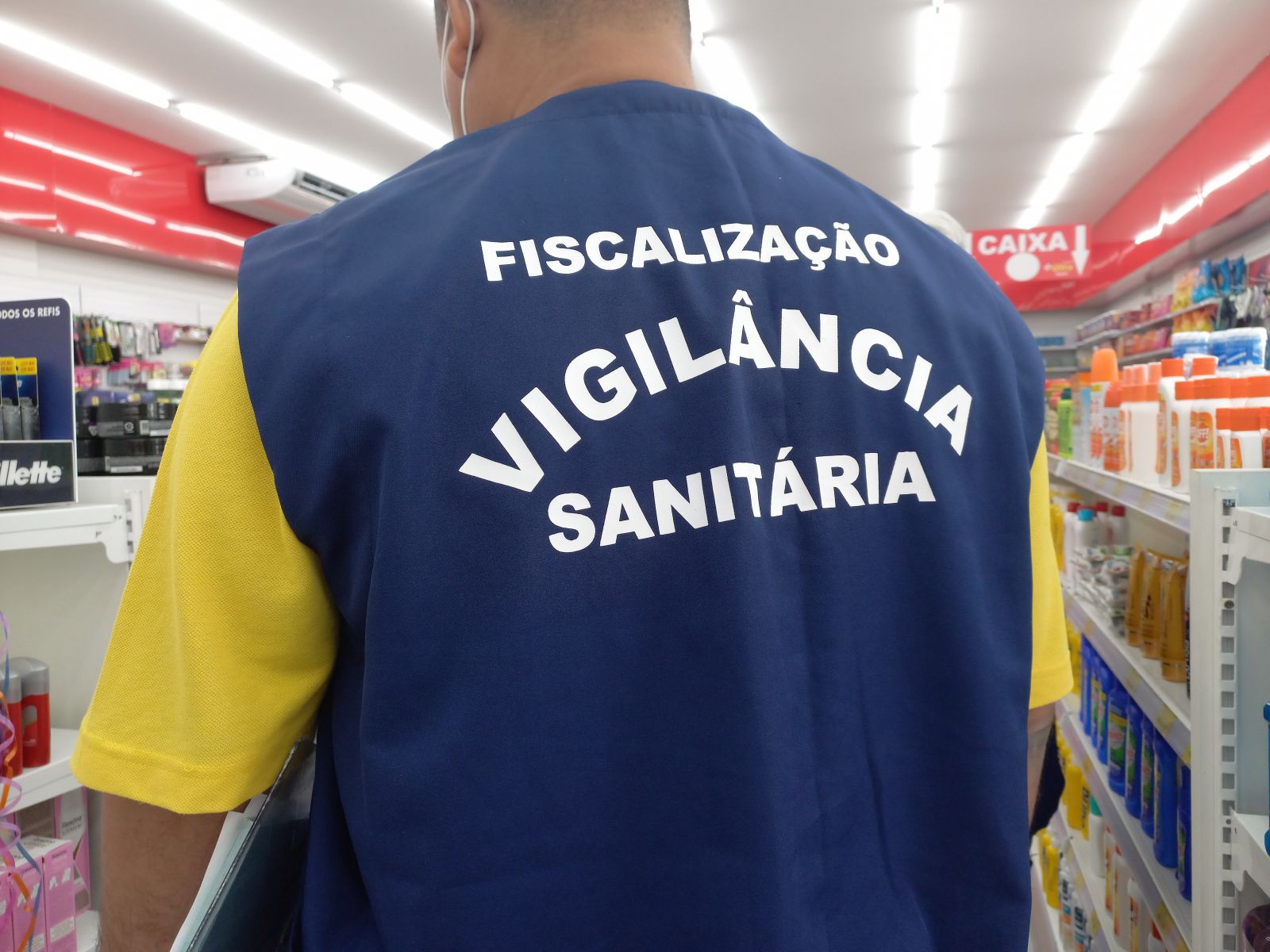 Equipe da Dvisa atuou nas lojas de cosméticos e drogarias
