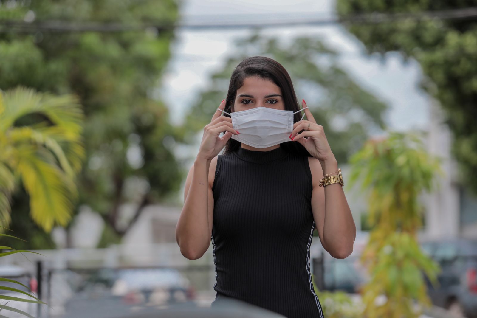 Uso de máscara e álcool em gel protegem contra a contaminação