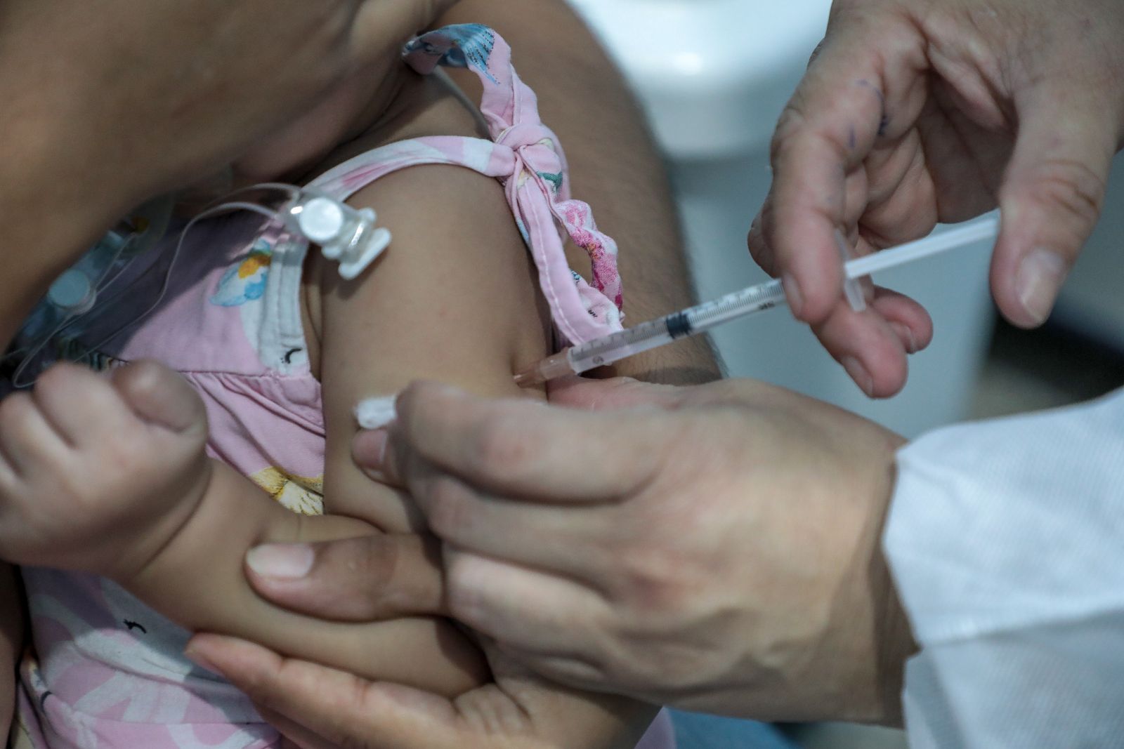 Vacinas são aplicadas no público-alvo pela manhã nas unidades de saúde