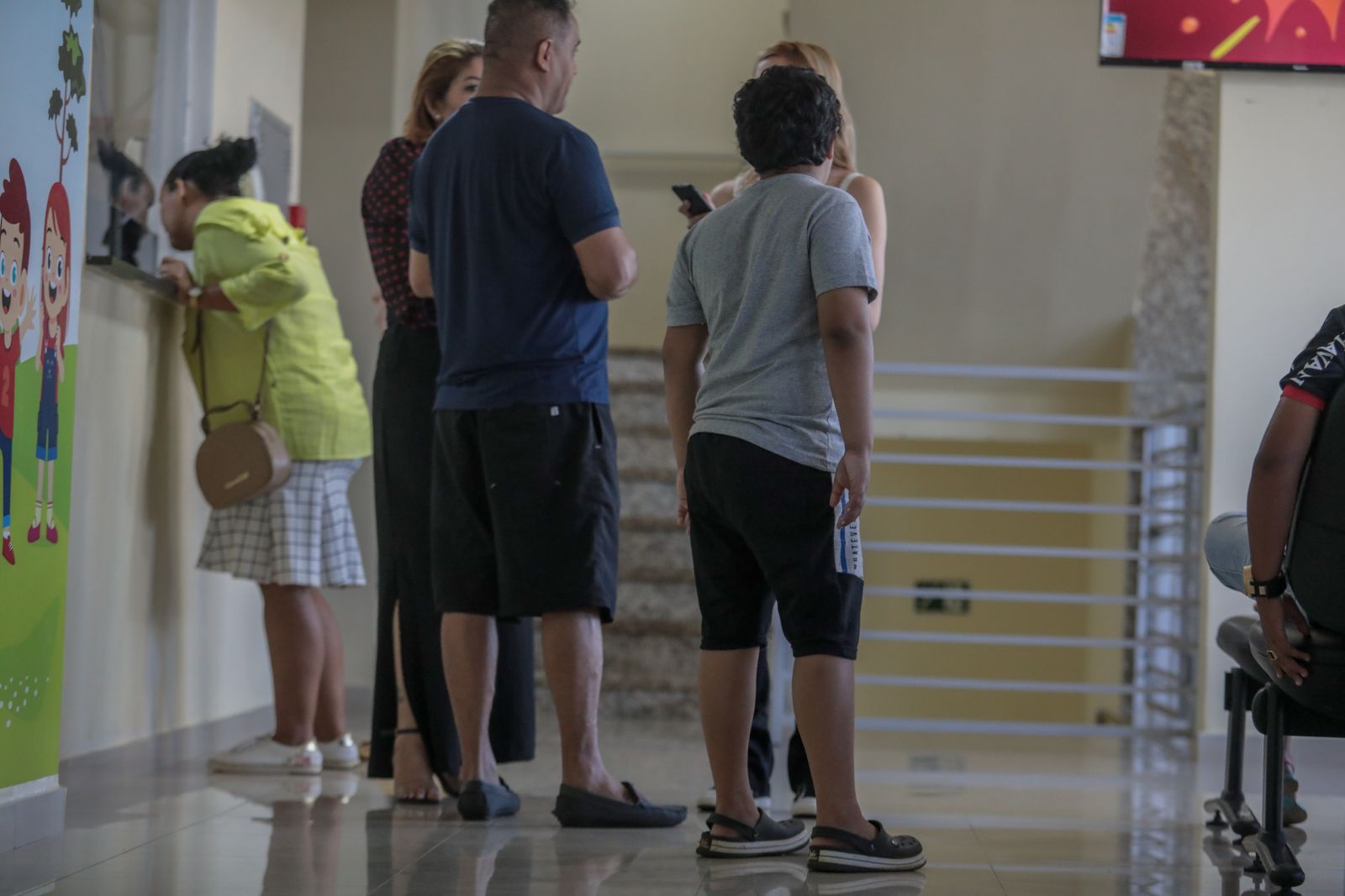 Pais de menores devem acompanhá-los com documentos de identificação de ambos