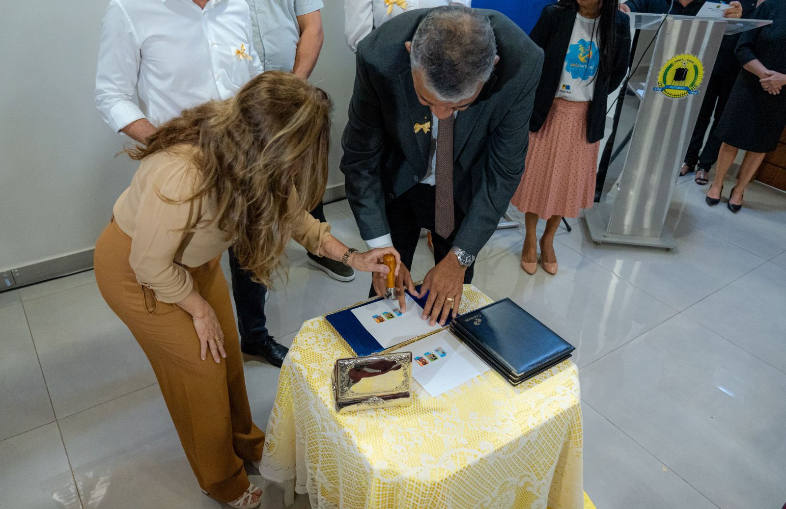 Marilene Penati e o superintendente estadual dos Correios, Lucindo Pereira da Silva