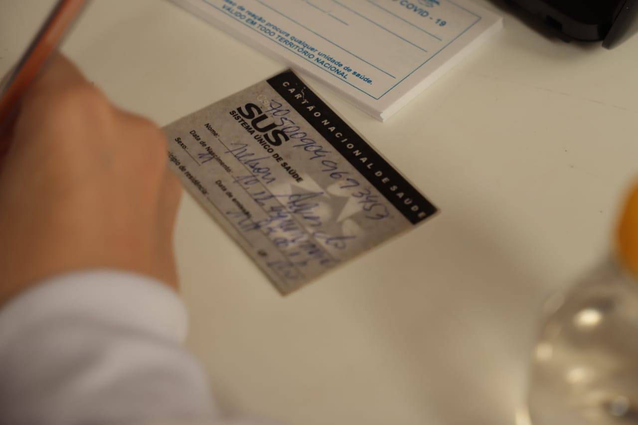 Para receber o imunizante é preciso apresentar o cartão de vacina e cartão do SUS