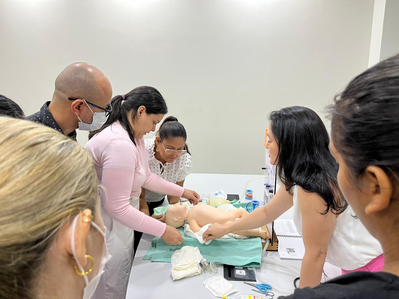 Foram aulas teóricas e práticas com manequins de ventilação, de intubação e reanimadores manuais