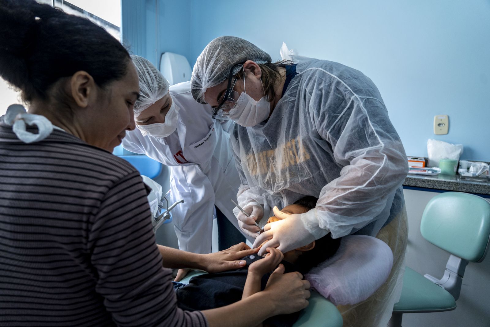 Silmultaneamente, também aconteciam consultas e atendimentos odontológicos