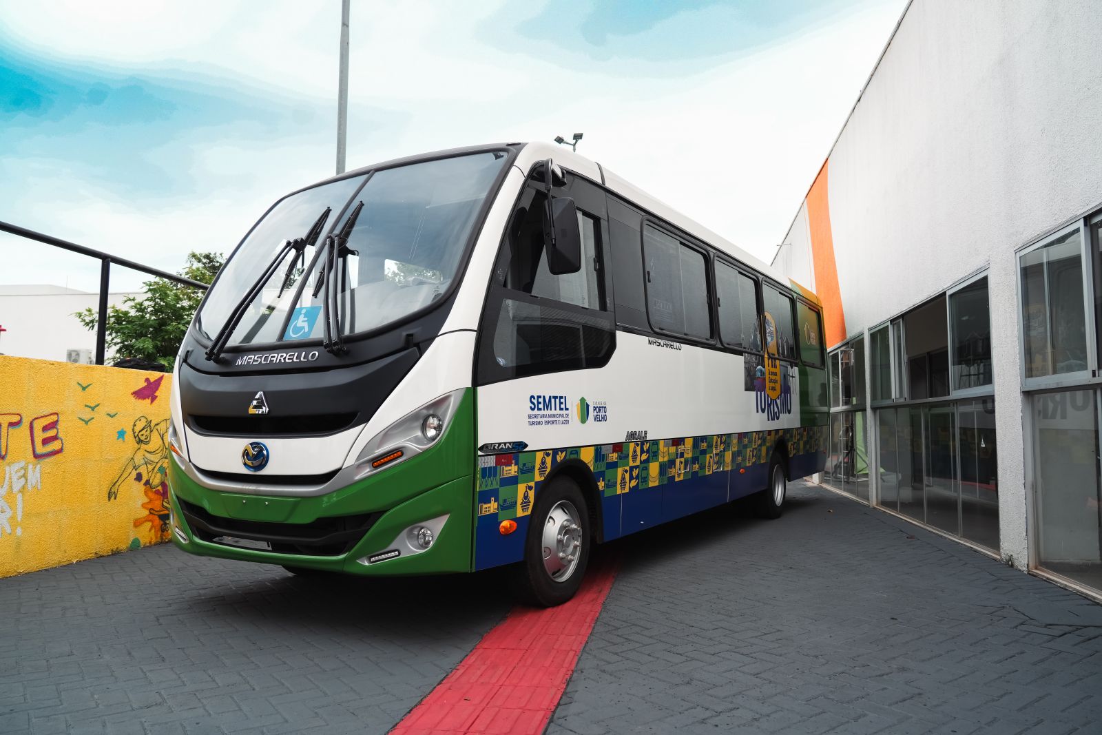 Novo ônibus equipado com ar-condicionado e acessibilidade amplia o alcance dos programas de esporte e lazer, garantindo mais conforto à população