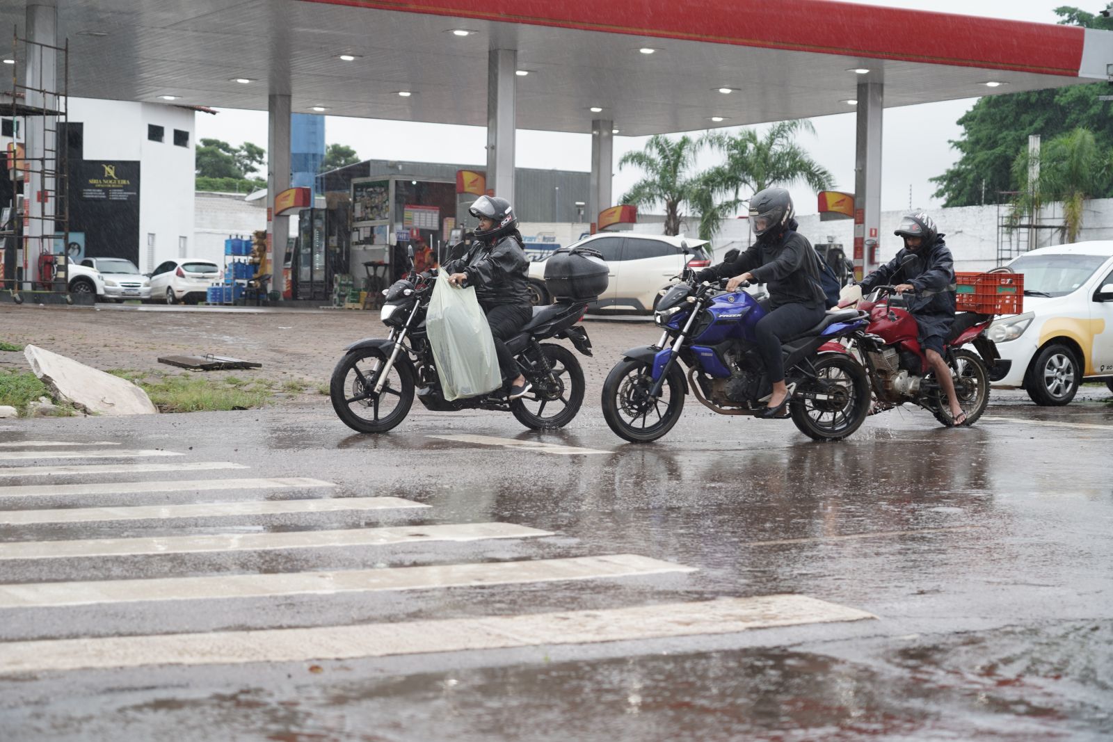 Forte chuva registrada na noite desta segunda-feira (4), com mais de 130 milímetros em cerca de quatro horas