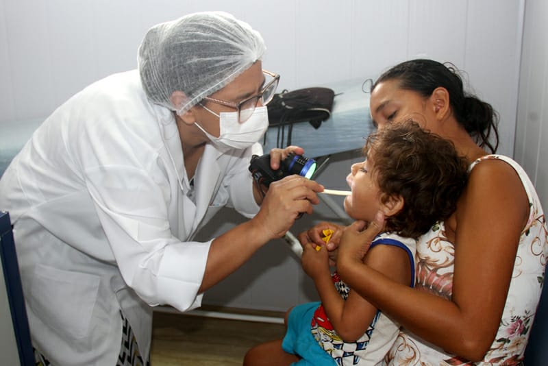 A bordo, foram realizadas consultas médicas com clínico geral e especialistas