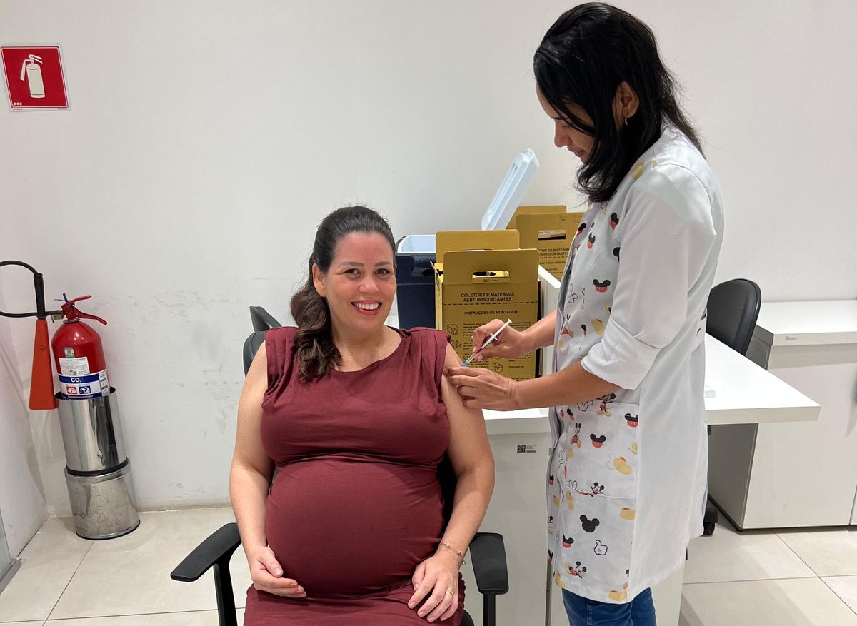 Deiziane Correia chegou cedo a um dos pontos de vacinação da capital