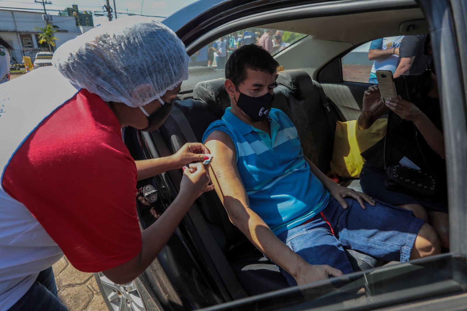 A realização de drive-thrus também foi uma importante ação na imunização da população