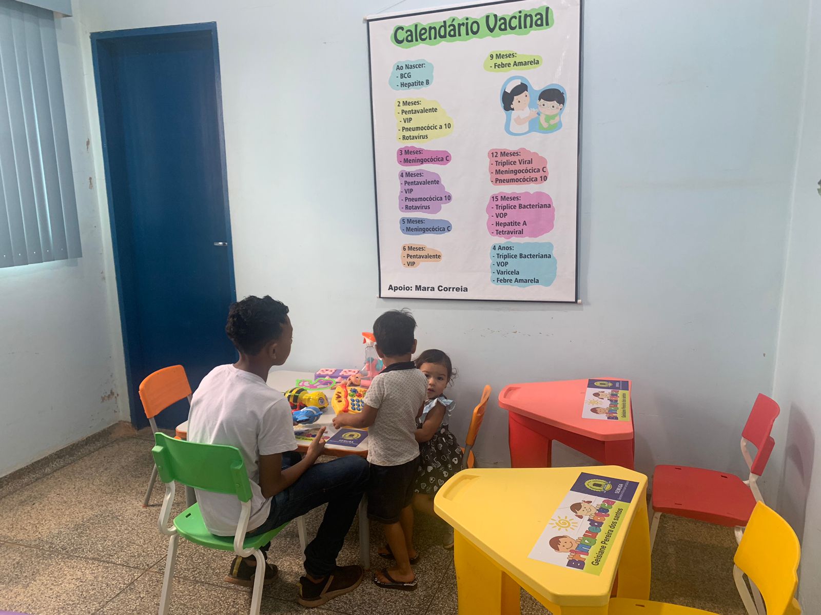 Brinquedoteca conta com mesas e cadeiras coloridas