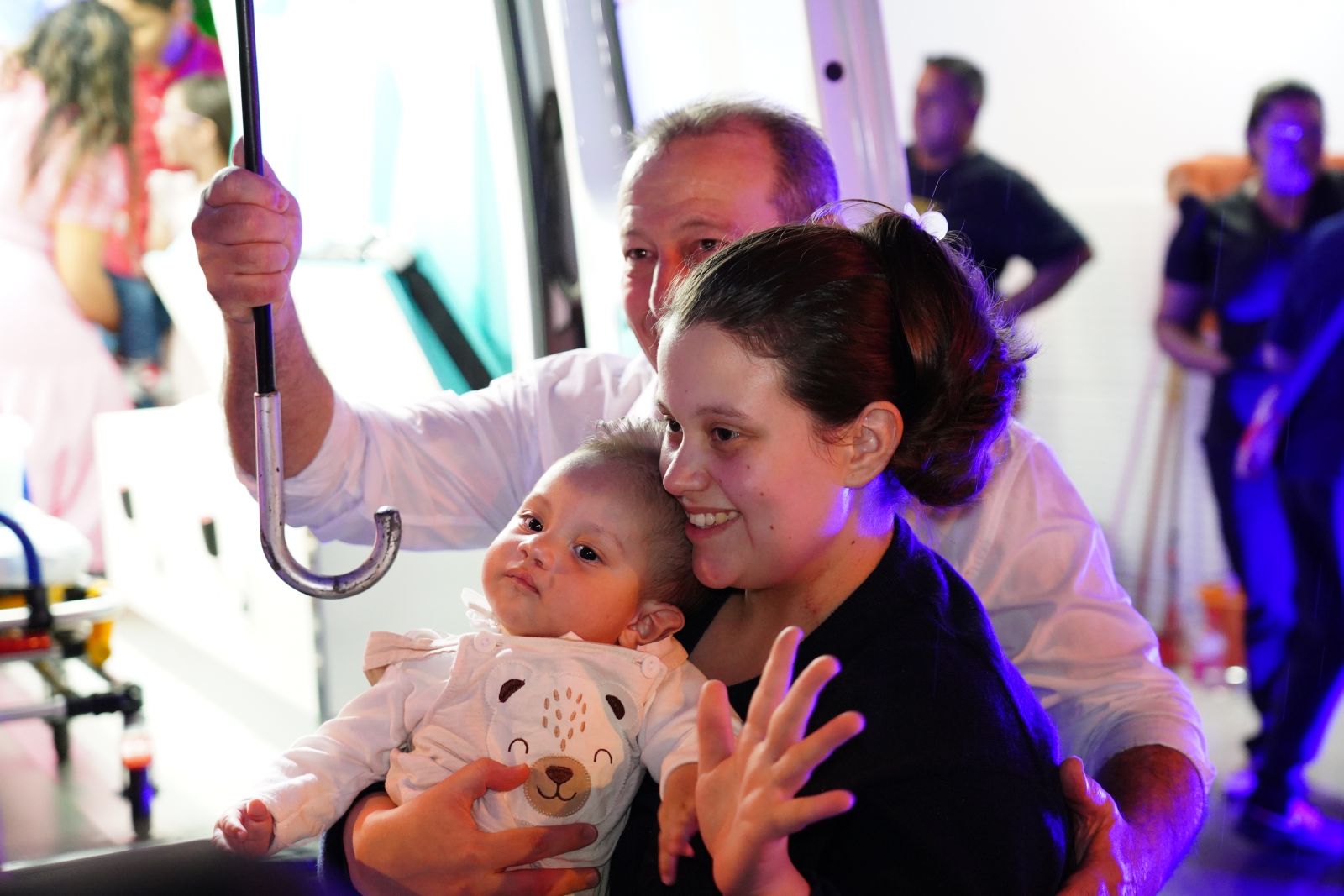 Eduarda de Souza, mãe de Apollo Pietro, se emocionou ao ver o filho fora do hospital