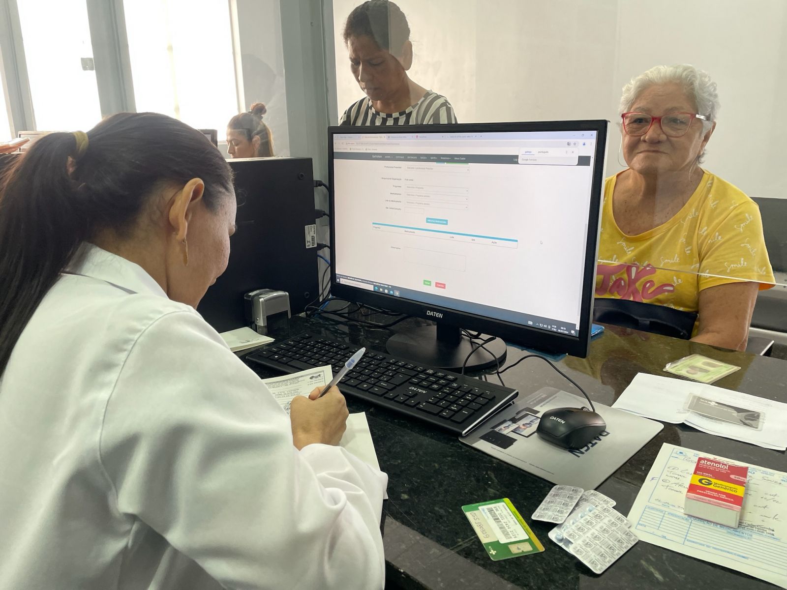 É necessário apresentar documento com foto, cartão do SUS, comprovante de residência e receita médica