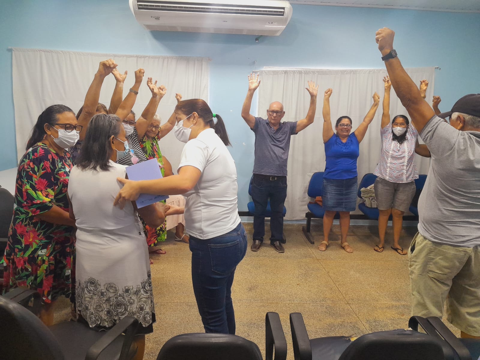 São realizadas atividades em grupo focadas na educação em saúde
