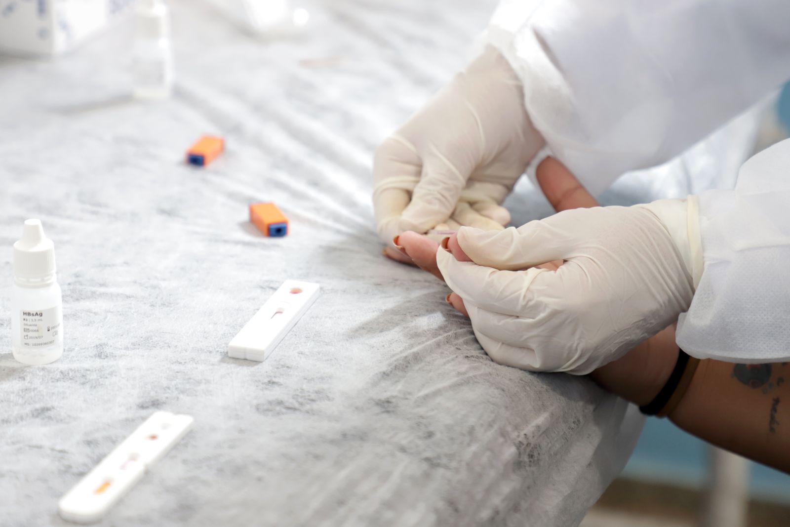 Na rede pública de saúde há vacinas que previnem contra as hepatites A e B