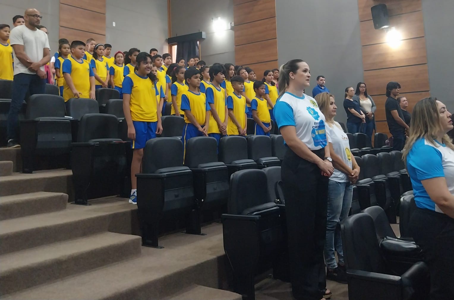 O evento foi realizado no Teatro Banzeiros