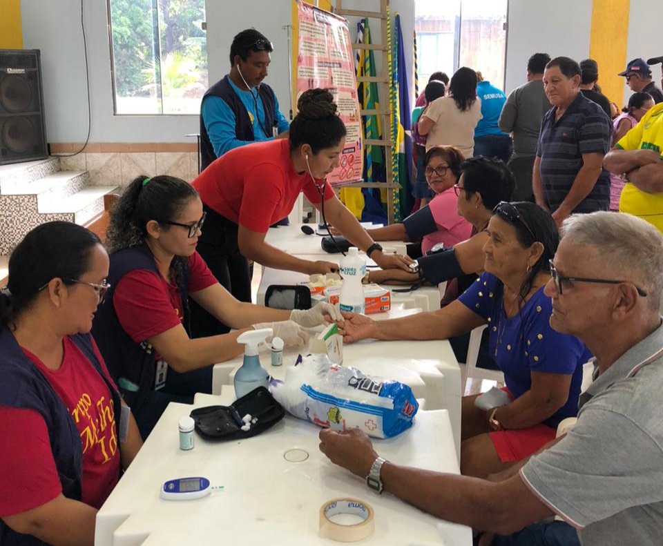 Equipe ofereceu testes de glicemia, aferição da pressão arterial e outros serviços