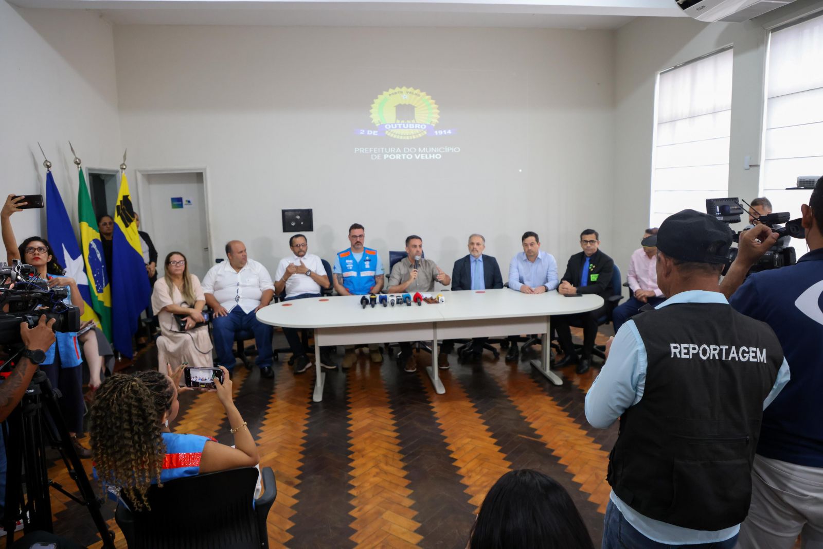  pPrefeito apresentou à imprensa os 12 profissionais de diversas áreas que realizarão, pelos próximos dias, o levantamento situacional do município