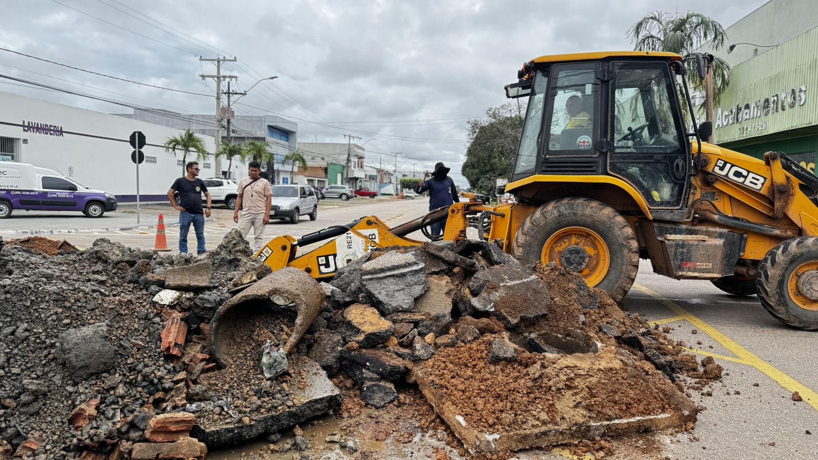 Equipes atuam na substituição de manilhas e na recuperação de um poço de visita
