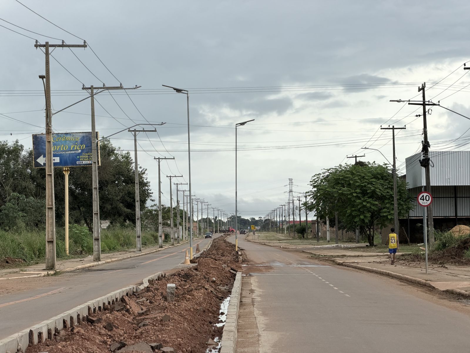 Os postes mais altos ampliam o alcance da iluminação, reduzindo pontos escuros ao longo da via.
