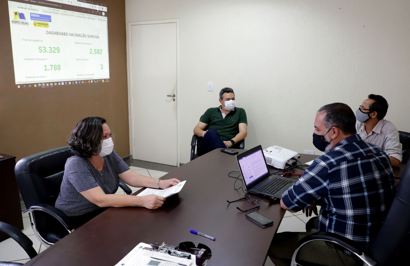 Equipe da SMTI avalia os dados do aplicativo