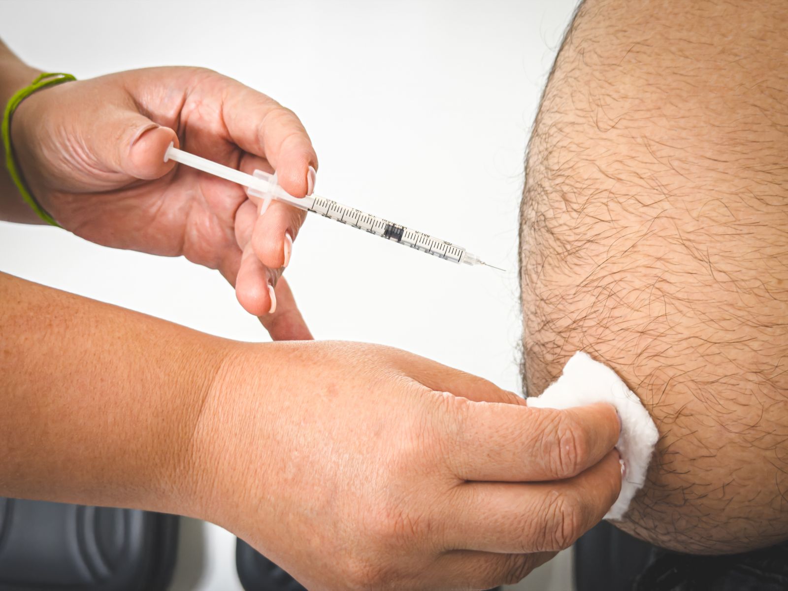 O perigo aumenta quando o medicamento é utilizado sem prescrição, exames prévios ou acompanhamento médico