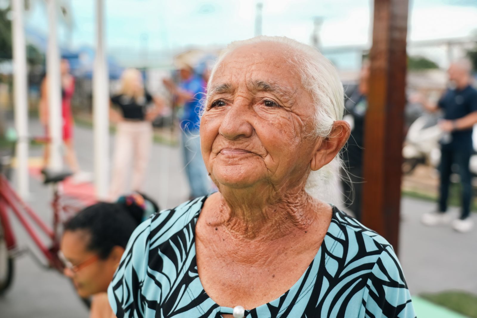 Agora tá tudo bonito e fácil, a praça tá chique. Madalena Santos, 82 anos