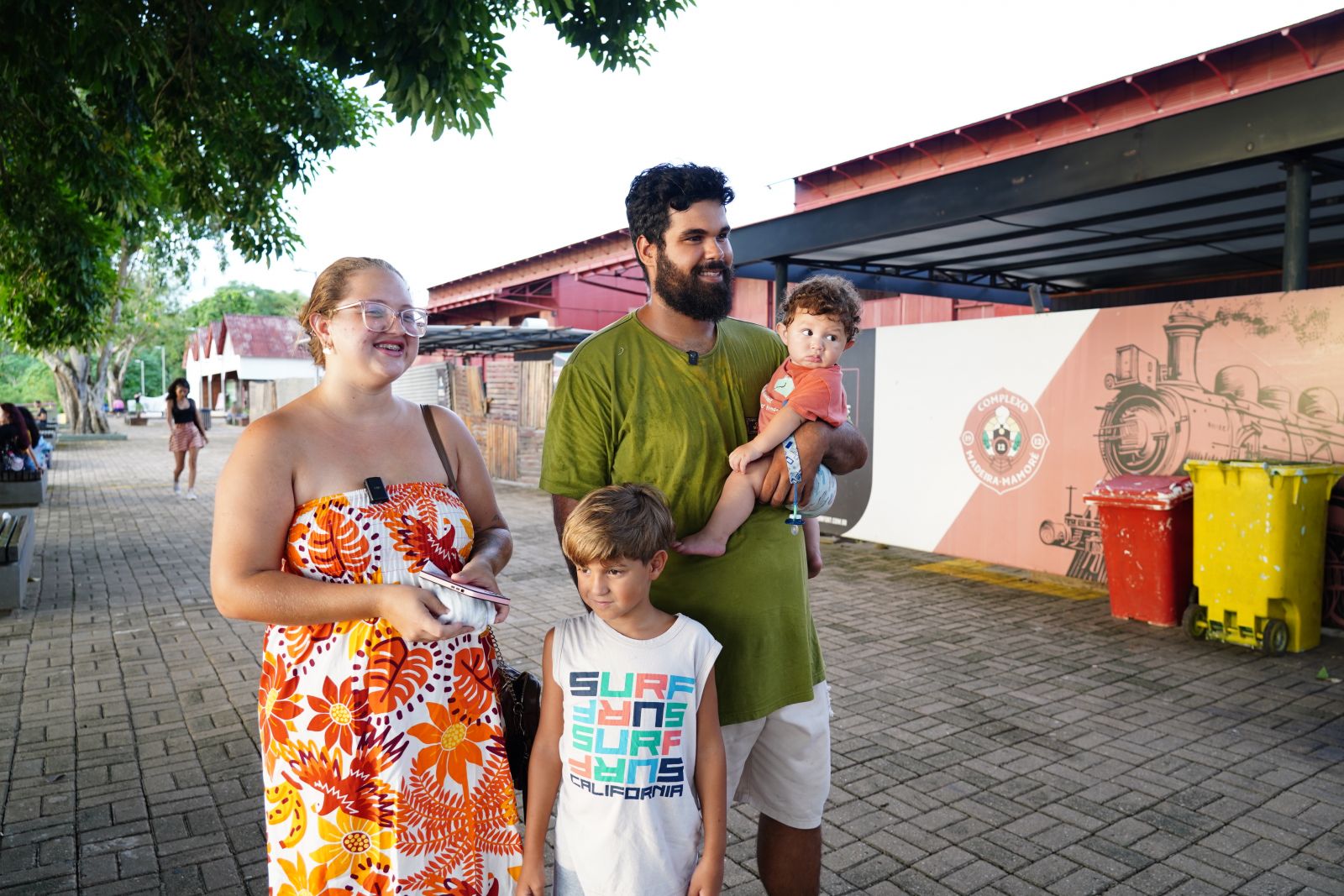 Naty Nascimento e Thayron Igor costumam visitar o complexo com os filhos