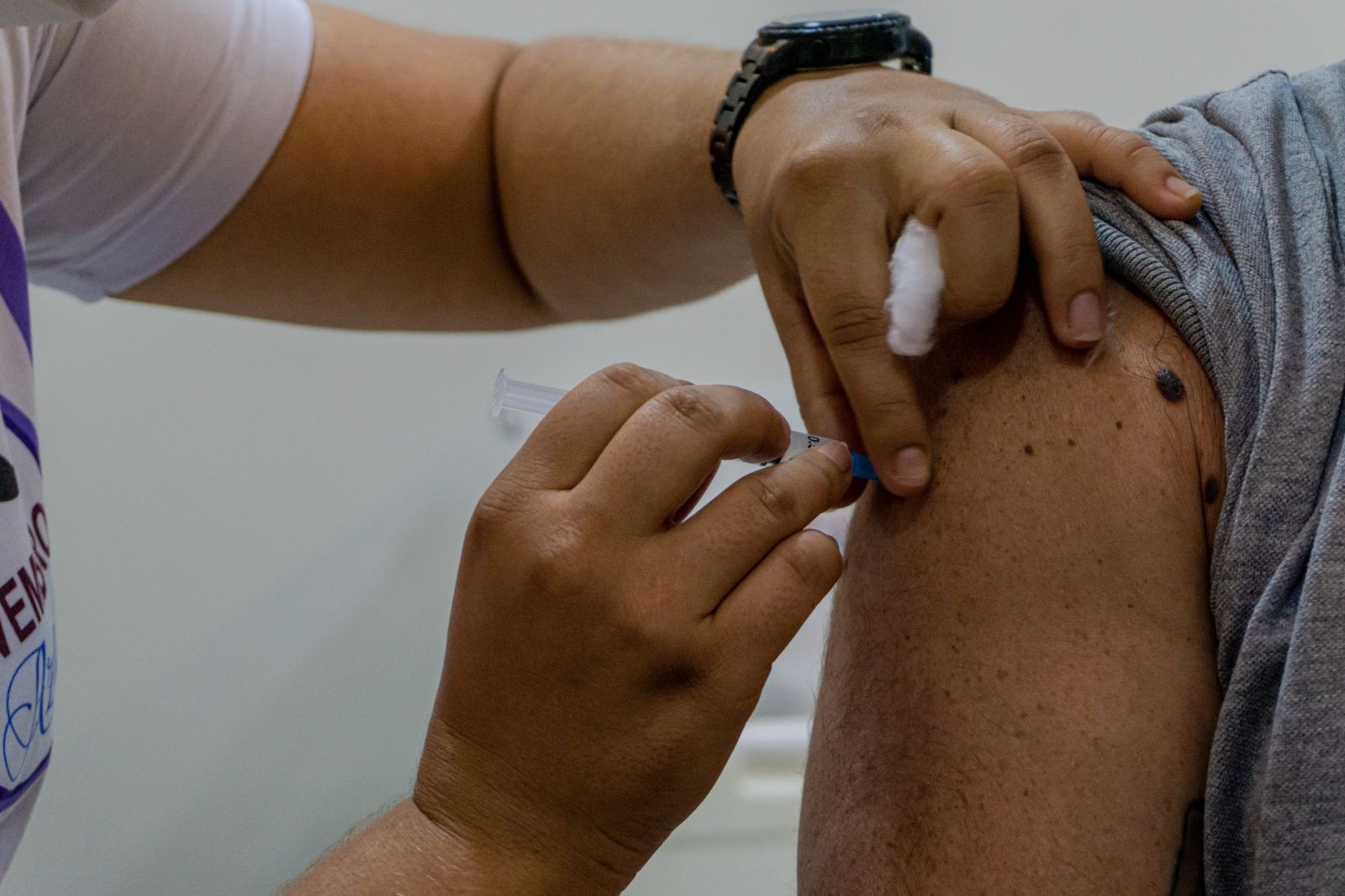 A vacinação dos servidores é uma das ações entre as atividades do projeto