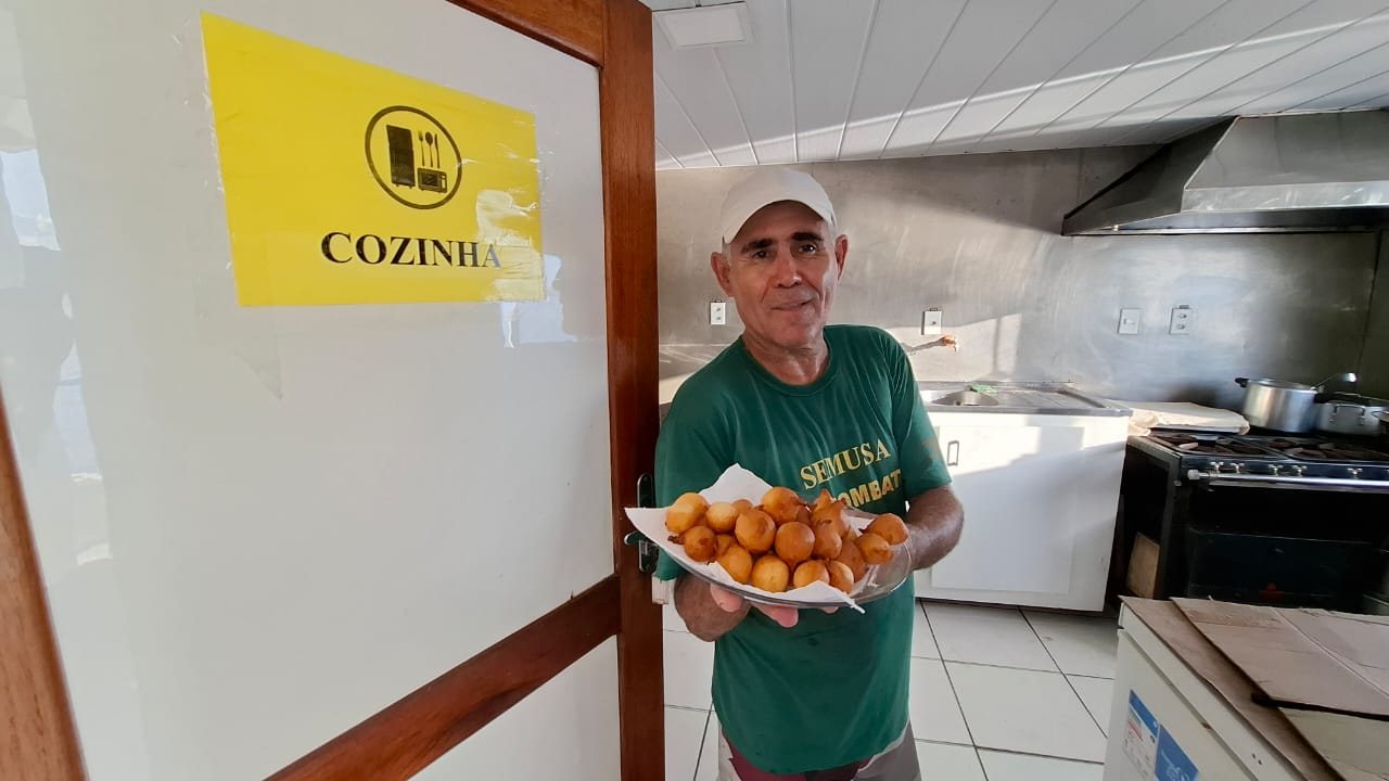 Pedro Rogério Rosa é o cozinheiro do barco há 20 anos
