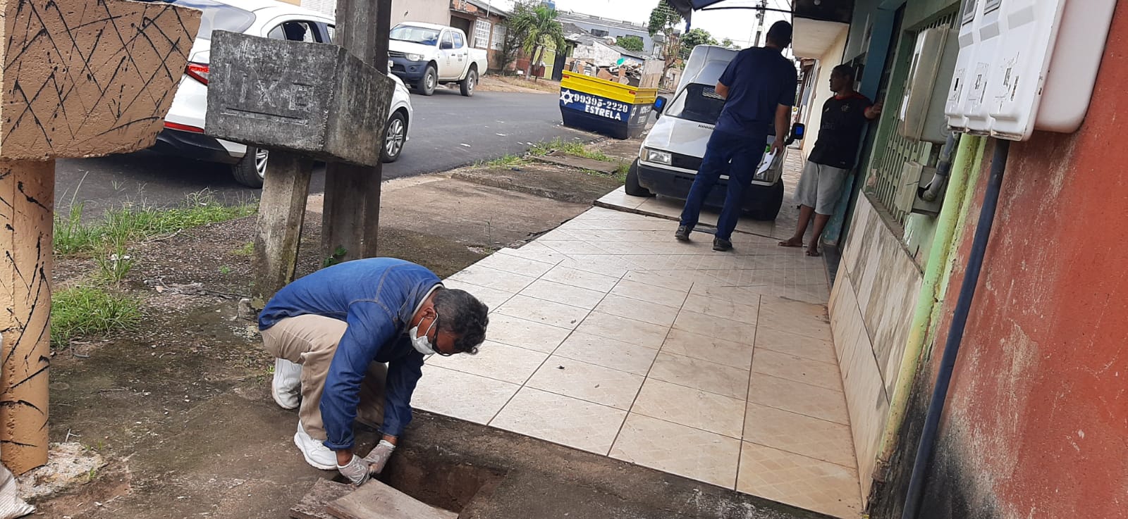 Falta de limpeza periódica nas áreas externas das residências favorece a formação de esconderijos para ratos