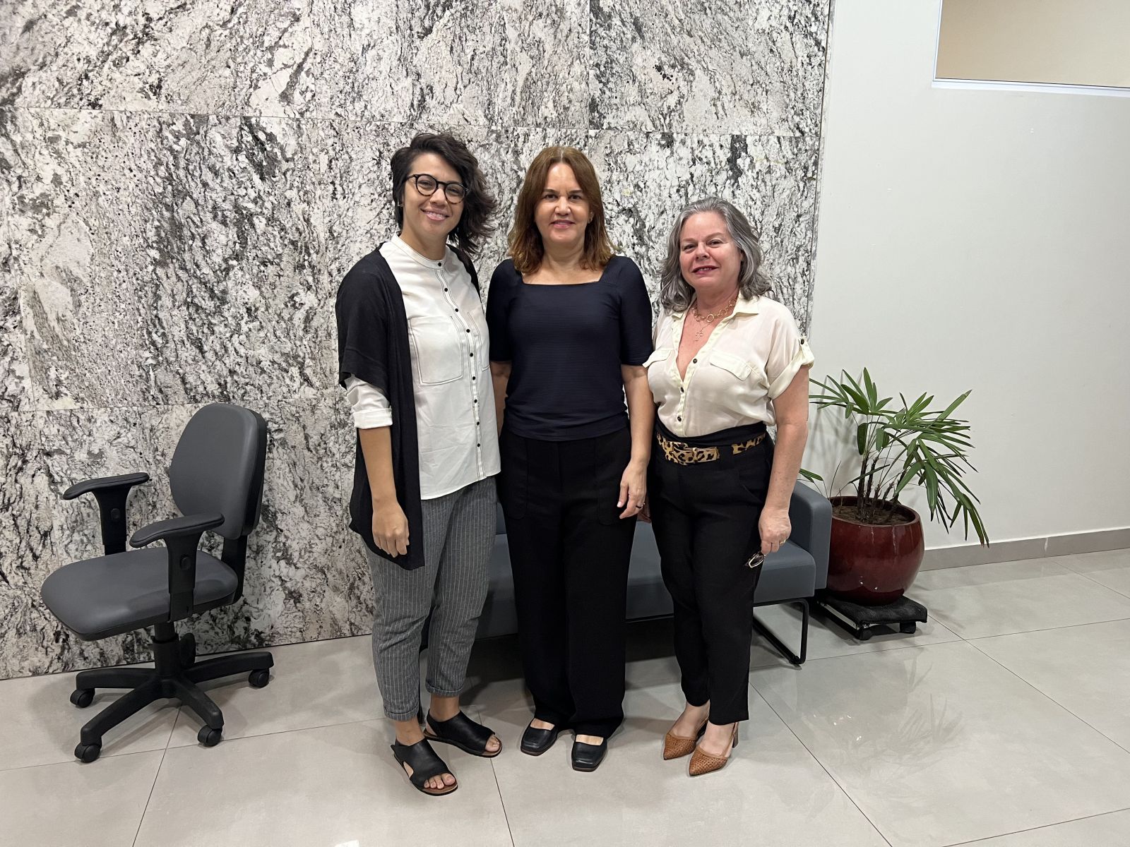 Eliana Pasini e Angelita Mendes receberam a especialista de campo do projeto, Regimarina Reis