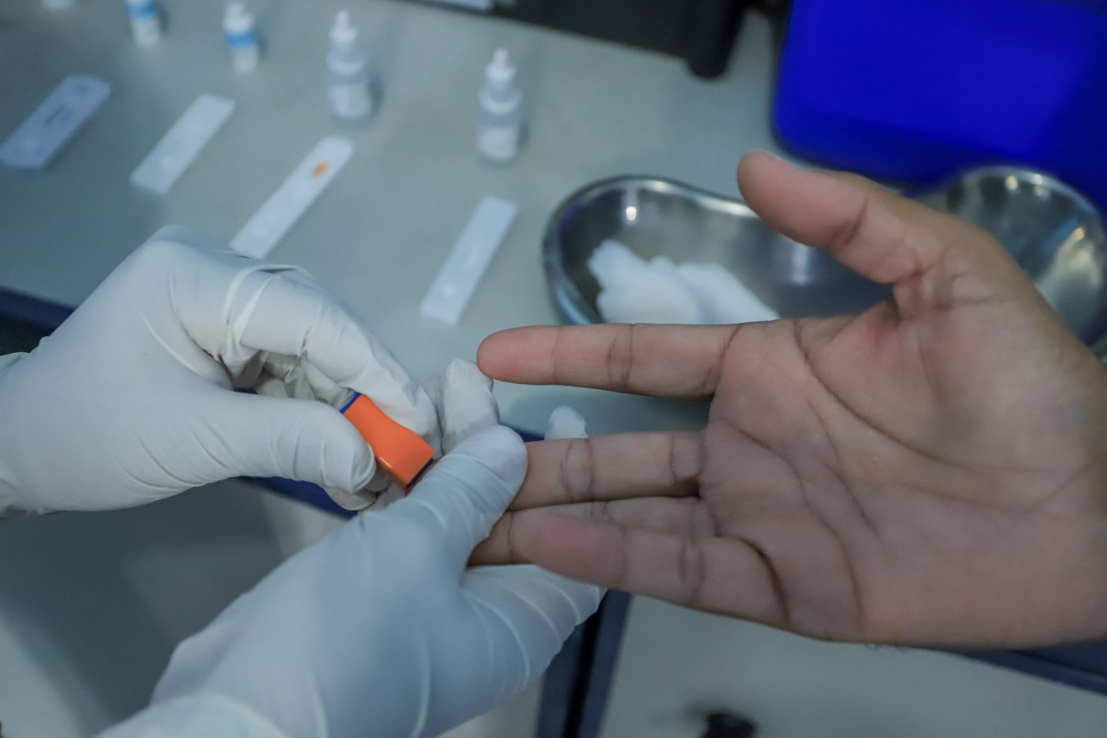 Diante de qualquer sintoma suspeito, a recomendação é procurar atendimento médico imediato