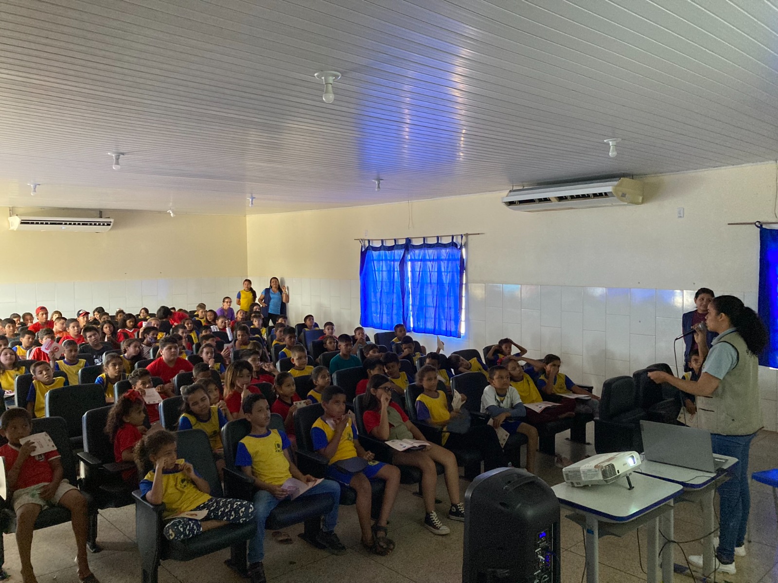 O projeto Nossa Escola Contra a Dengue leva orientações aos alunos da primeira infância