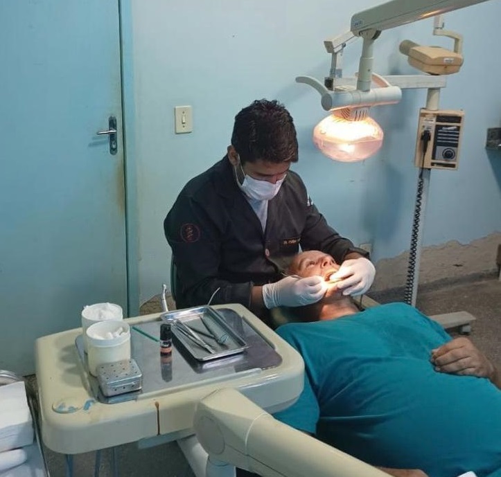Phillipe é cirugião dentista e atua no distrito de Calama
