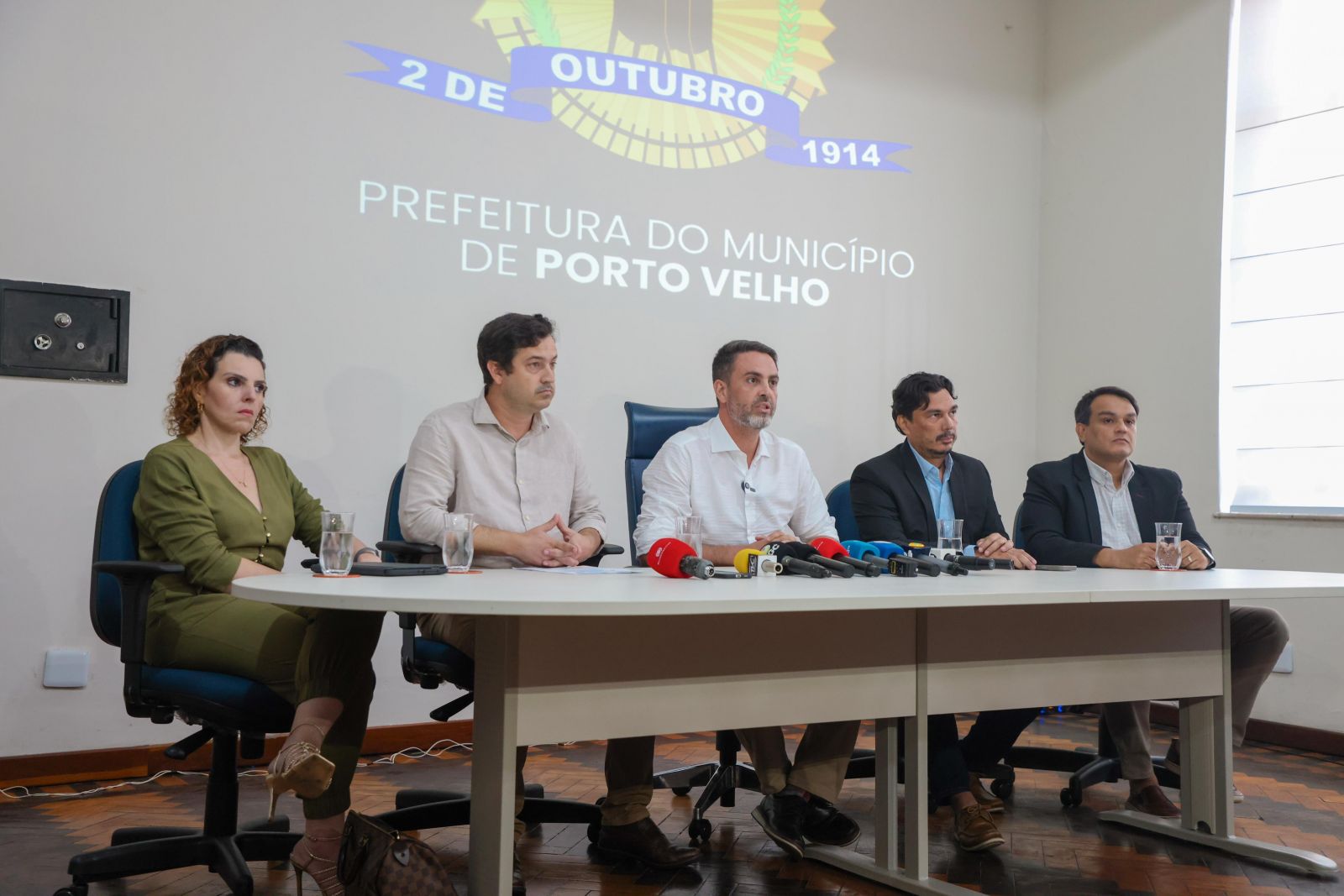 Em coletiva, Léo Moraes diz que relatório revela cenário crítico na saúde municipal