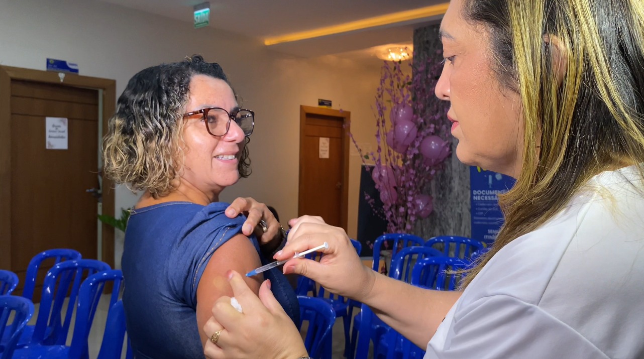 Profissionais da rede municipal de saúde também foram vacinados