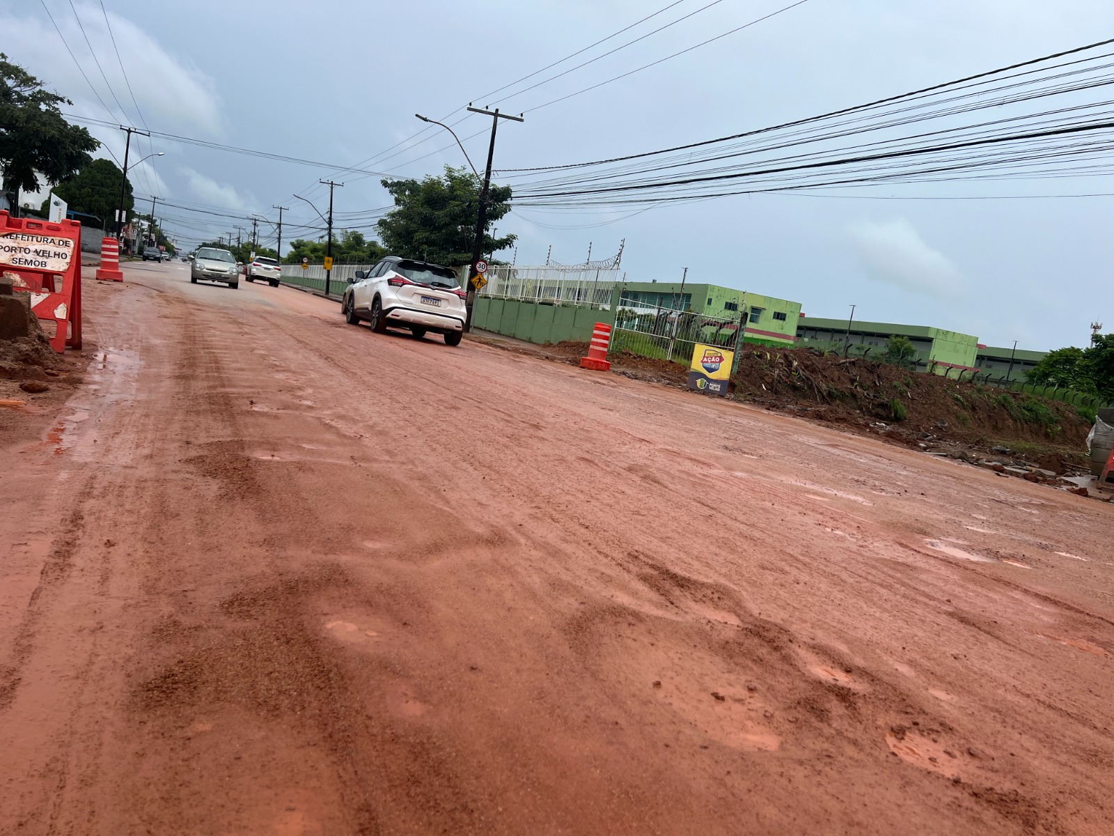 Após a instalação do novo tubo, a estrutura recebeu aterro com material apropriado