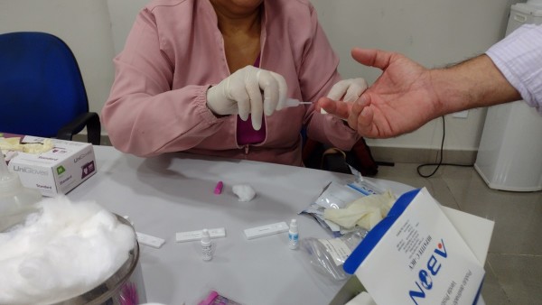 O teste é rápido e prático, sem necessidade de estrutura laboratorial