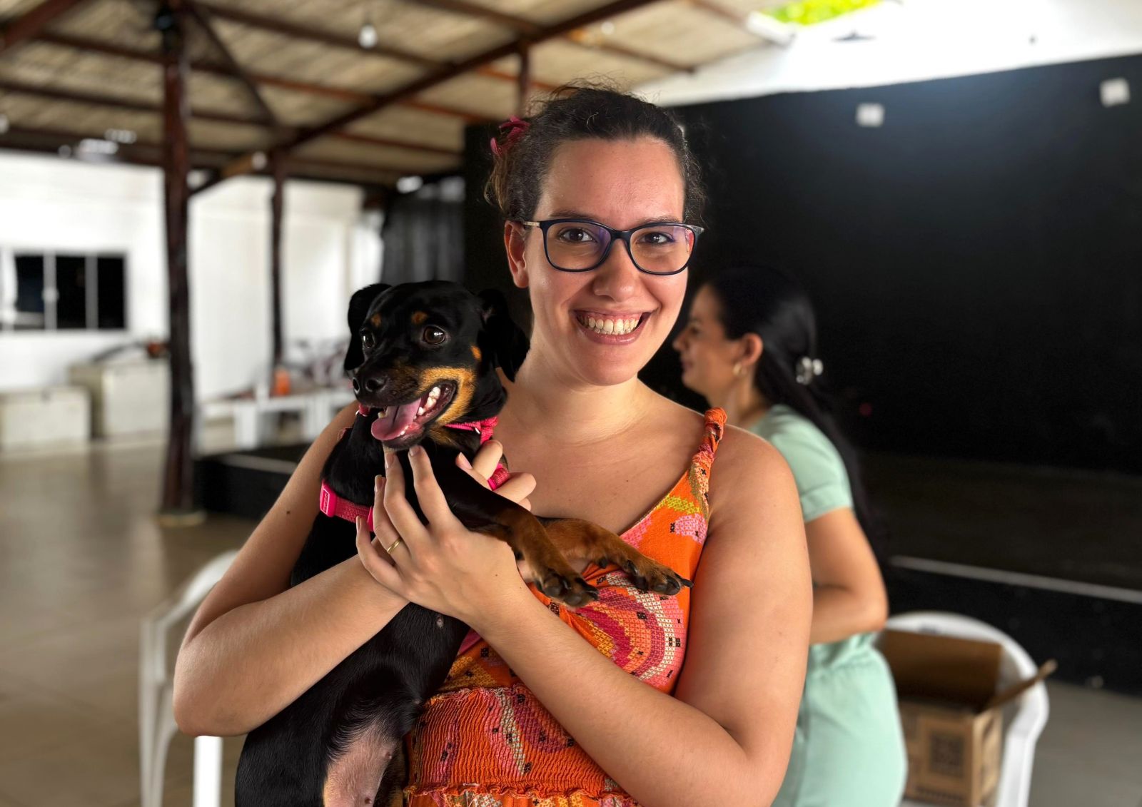 Caroline Guimarães aproveitou a campanha para vacinar sua cadelinha Amora